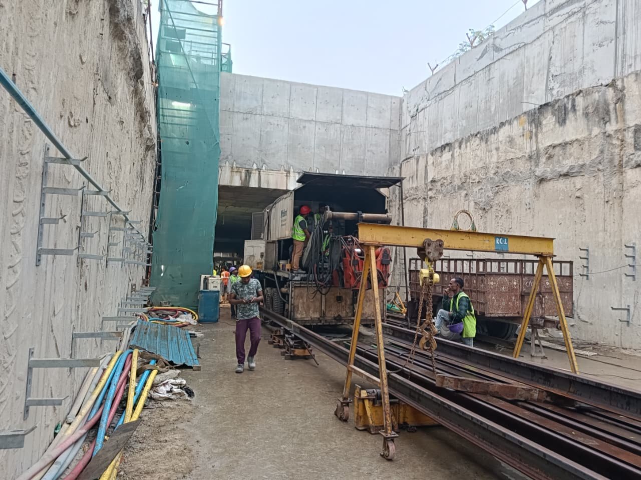 kanpur metro track building work