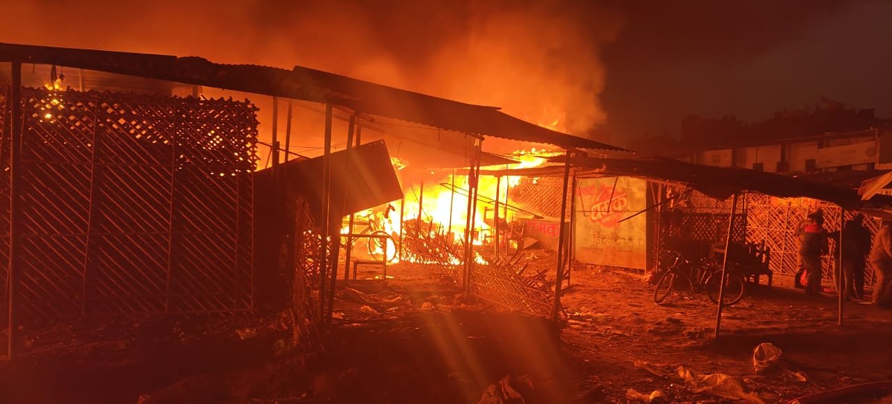 बाकरगंज में लगी भीषण आग,