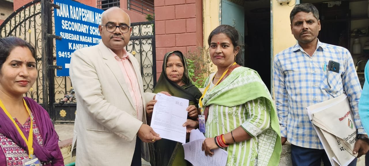 dm kanpur distribiting form 3 for sir servye