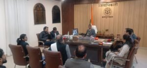 जिलाधिकारी कपिल सिंह कलेक्ट्रेट कार्यालय में जनसुनवाई करते हुए।