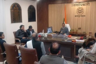 जिलाधिकारी कपिल सिंह कलेक्ट्रेट कार्यालय में जनसुनवाई करते हुए।