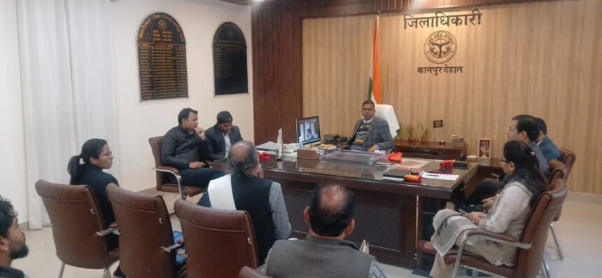 जिलाधिकारी कपिल सिंह कलेक्ट्रेट कार्यालय में जनसुनवाई करते हुए।