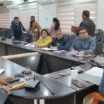 कानपुर में मतदाता सूची पुनरीक्षण अभियान के दौरान मतदान केंद्र पर फॉर्म भरते नागरिक।