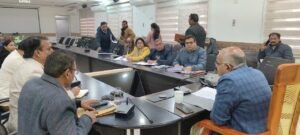 कानपुर में मतदाता सूची पुनरीक्षण अभियान के दौरान मतदान केंद्र पर फॉर्म भरते नागरिक।