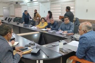 कानपुर में मतदाता सूची पुनरीक्षण अभियान के दौरान मतदान केंद्र पर फॉर्म भरते नागरिक।