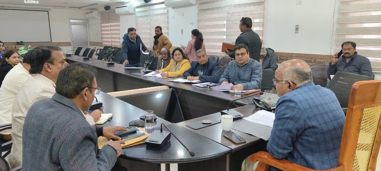 कानपुर में मतदाता सूची पुनरीक्षण अभियान के दौरान मतदान केंद्र पर फॉर्म भरते नागरिक।