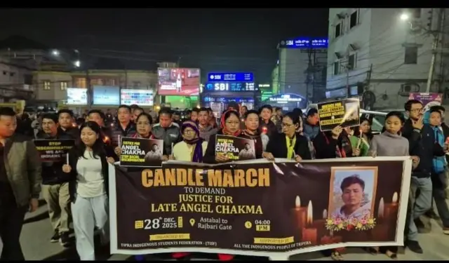 देहरादून में छात्रा एंजेल चकमा के लिए न्याय की मांग करते हुए कैंडल मार्च की प्रतीकात्मक तस्वीर।