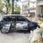 कानपुर के कल्याणपुर में पेड़ से टकराई क्षतिग्रस्त कार और पुलिस की कार्रवाई।