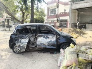 कानपुर के कल्याणपुर में पेड़ से टकराई क्षतिग्रस्त कार और पुलिस की कार्रवाई।