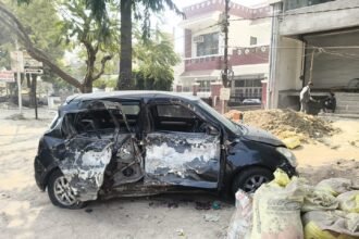 कानपुर के कल्याणपुर में पेड़ से टकराई क्षतिग्रस्त कार और पुलिस की कार्रवाई।