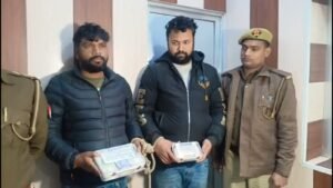 कानपुर पुलिस की गिरफ्त में नकली चांदी बेचकर ठगी करने वाले इनामी अपराधी और बरामद कैश।