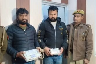 कानपुर पुलिस की गिरफ्त में नकली चांदी बेचकर ठगी करने वाले इनामी अपराधी और बरामद कैश।