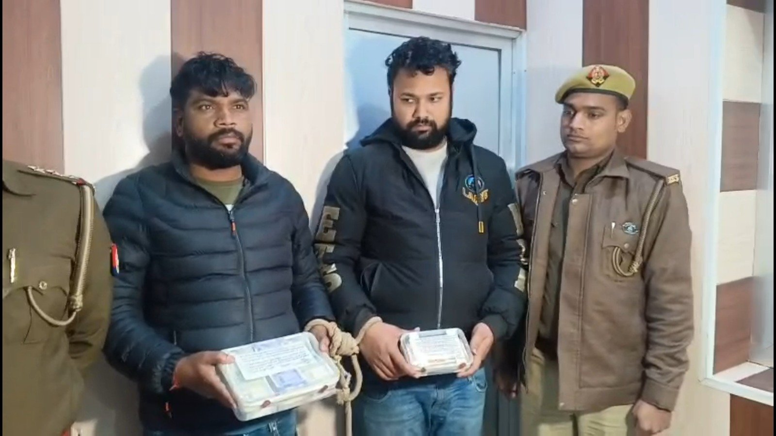 कानपुर पुलिस की गिरफ्त में नकली चांदी बेचकर ठगी करने वाले इनामी अपराधी और बरामद कैश।