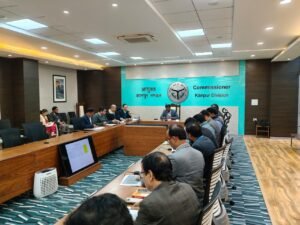 कानपुर मण्डलायुक्त मुख्यमंत्री युवा उद्यमी विकास अभियान की समीक्षा करते हुए।