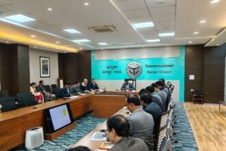 कानपुर मण्डलायुक्त मुख्यमंत्री युवा उद्यमी विकास अभियान की समीक्षा करते हुए।