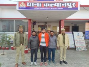 कानपुर पुलिस द्वारा पकड़े गए सरिया चोर और बरामद 30 कुंतल सरिया।