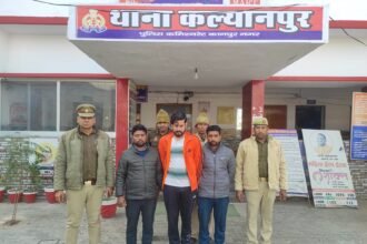 कानपुर पुलिस द्वारा पकड़े गए सरिया चोर और बरामद 30 कुंतल सरिया।