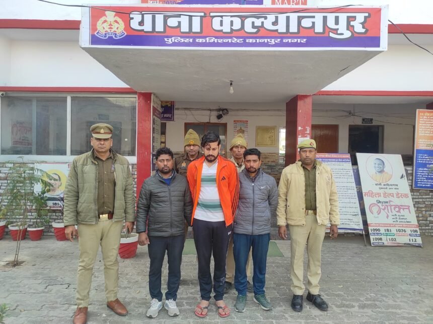 कानपुर पुलिस द्वारा पकड़े गए सरिया चोर और बरामद 30 कुंतल सरिया।