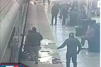 कानपुर सेंट्रल स्टेशन पर महिला यात्री की जान बचाते जीआरपी हेड कांस्टेबल मुकेश यादव।