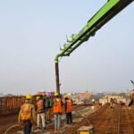 कानपुर मेट्रो कॉरिडोर-2 बर्रा-7 स्टेशन पर ट्रैक-बीम निर्माण कार्य।