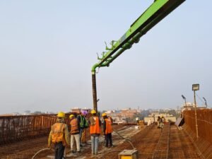 कानपुर मेट्रो कॉरिडोर-2 बर्रा-7 स्टेशन पर ट्रैक-बीम निर्माण कार्य।