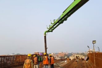 कानपुर मेट्रो कॉरिडोर-2 बर्रा-7 स्टेशन पर ट्रैक-बीम निर्माण कार्य।