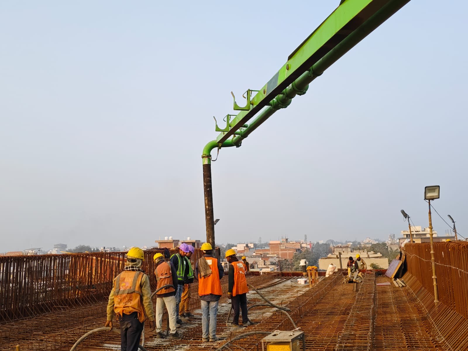 कानपुर मेट्रो कॉरिडोर-2 बर्रा-7 स्टेशन पर ट्रैक-बीम निर्माण कार्य।