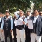 कानपुर पुलिस कमिश्नर कार्यालय के बाहर प्रदर्शन करते हुए एडवोकेट पंडित रवीन्द्र शर्मा और अन्य वकील।