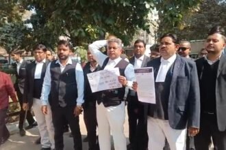 कानपुर पुलिस कमिश्नर कार्यालय के बाहर प्रदर्शन करते हुए एडवोकेट पंडित रवीन्द्र शर्मा और अन्य वकील।