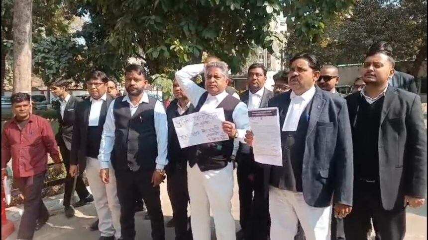 कानपुर पुलिस कमिश्नर कार्यालय के बाहर प्रदर्शन करते हुए एडवोकेट पंडित रवीन्द्र शर्मा और अन्य वकील।