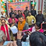 कानपुर नगर आयुक्त अर्पित उपाध्याय राष्ट्रीय वेंडर्स दिवस पर स्ट्रीट वेंडर्स को संबोधित करते हुए।