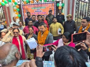 कानपुर नगर आयुक्त अर्पित उपाध्याय राष्ट्रीय वेंडर्स दिवस पर स्ट्रीट वेंडर्स को संबोधित करते हुए।