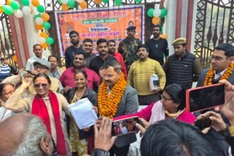 कानपुर नगर आयुक्त अर्पित उपाध्याय राष्ट्रीय वेंडर्स दिवस पर स्ट्रीट वेंडर्स को संबोधित करते हुए।