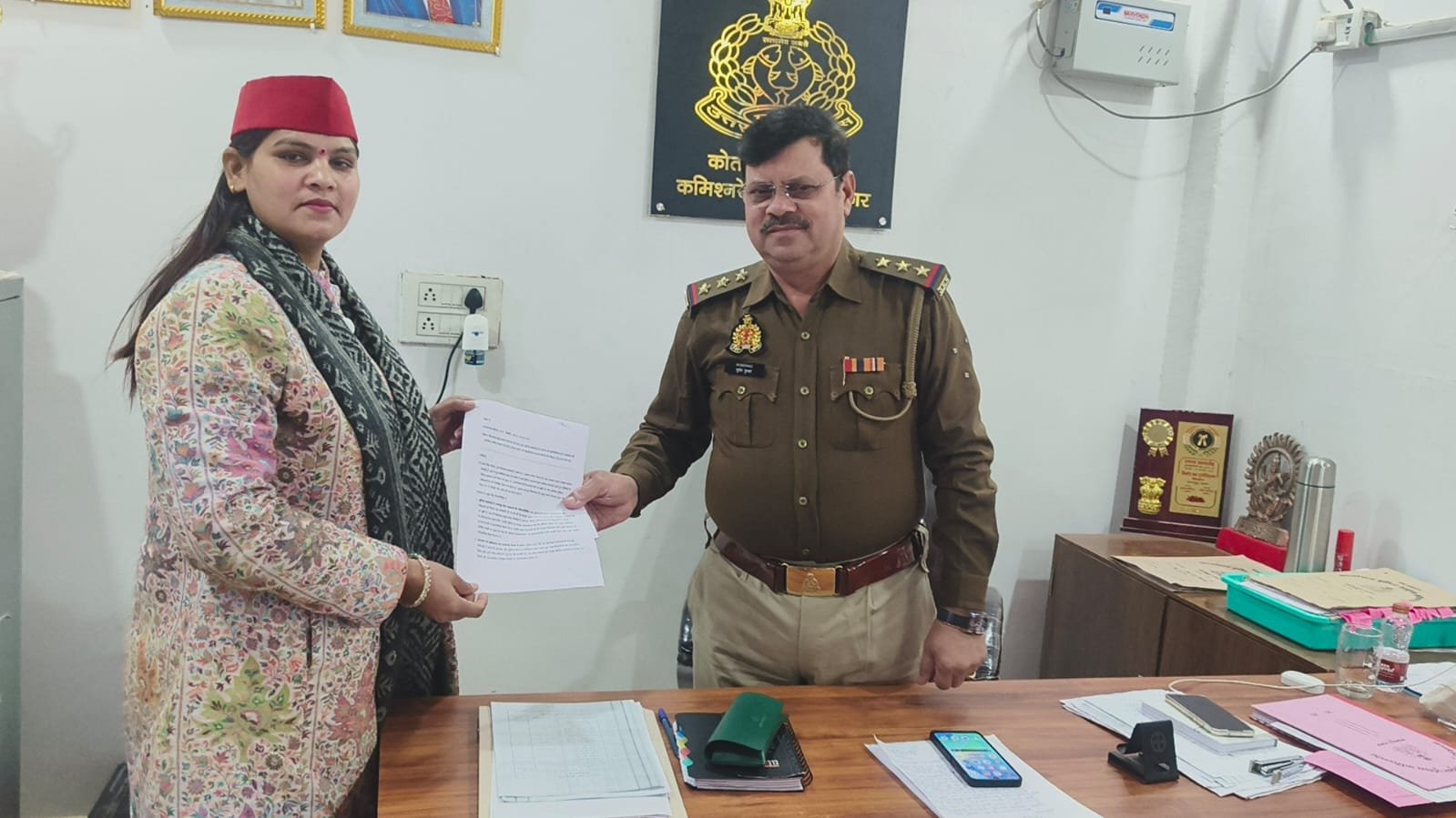 कानपुर के जाजमऊ में विधायक के बयान के विरोध में प्रदर्शन और सुरक्षा के लिए तैनात पुलिस बल।