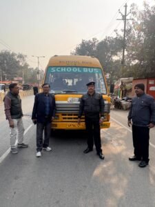 कानपुर आरटीओ ऑफिस में चालकों का स्वास्थ्य परीक्षण करते डॉक्टर।