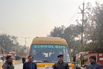 कानपुर आरटीओ ऑफिस में चालकों का स्वास्थ्य परीक्षण करते डॉक्टर।