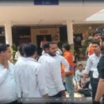 कानपुर डीएवी कॉलेज में एबीवीपी का प्रदर्शन और प्राचार्य को ज्ञापन सौंपते छात्र।