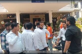 कानपुर डीएवी कॉलेज में एबीवीपी का प्रदर्शन और प्राचार्य को ज्ञापन सौंपते छात्र।