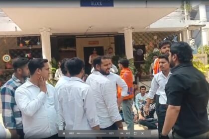 कानपुर डीएवी कॉलेज में एबीवीपी का प्रदर्शन और प्राचार्य को ज्ञापन सौंपते छात्र।