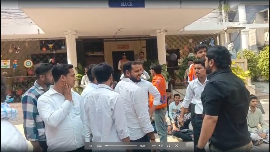 कानपुर डीएवी कॉलेज में एबीवीपी का प्रदर्शन और प्राचार्य को ज्ञापन सौंपते छात्र।