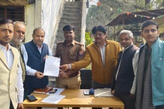 कानपुर में घूसखोर पंडित फिल्म के विरोध में ज्ञापन सौंपती सनातन मठ मंदिर रक्षा समिति।