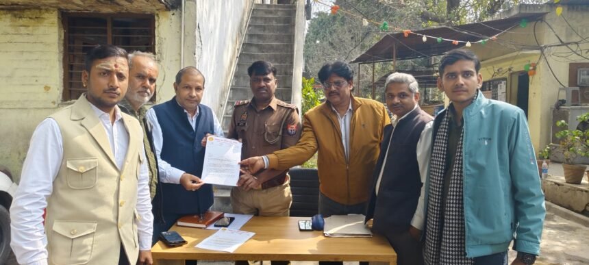 कानपुर में घूसखोर पंडित फिल्म के विरोध में ज्ञापन सौंपती सनातन मठ मंदिर रक्षा समिति।