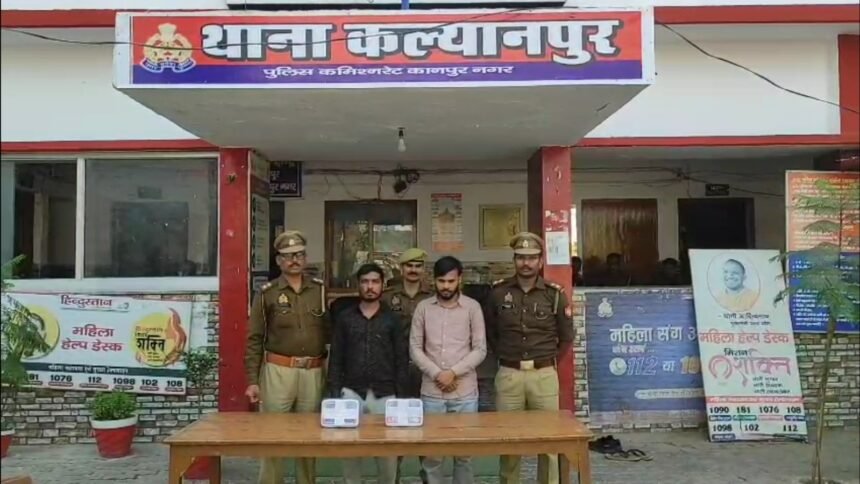 कानपुर पुलिस द्वारा चोरी के खुलासे की तस्वीर और बरामद जेवर।