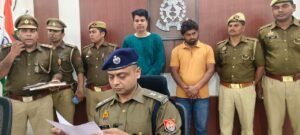 कानपुर के पनकी में साइबर ठगों की गिरफ्तारी और बरामद सामान की फोटो।