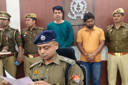 कानपुर के पनकी में साइबर ठगों की गिरफ्तारी और बरामद सामान की फोटो।