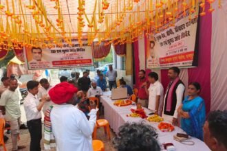 कानपुर के रतन शुक्ल इंटर कॉलेज में आयोजित निःशुल्क स्वास्थ्य शिविर में मरीजों की जांच करते धन्वंतरि हॉस्पिटल के डॉक्टर।