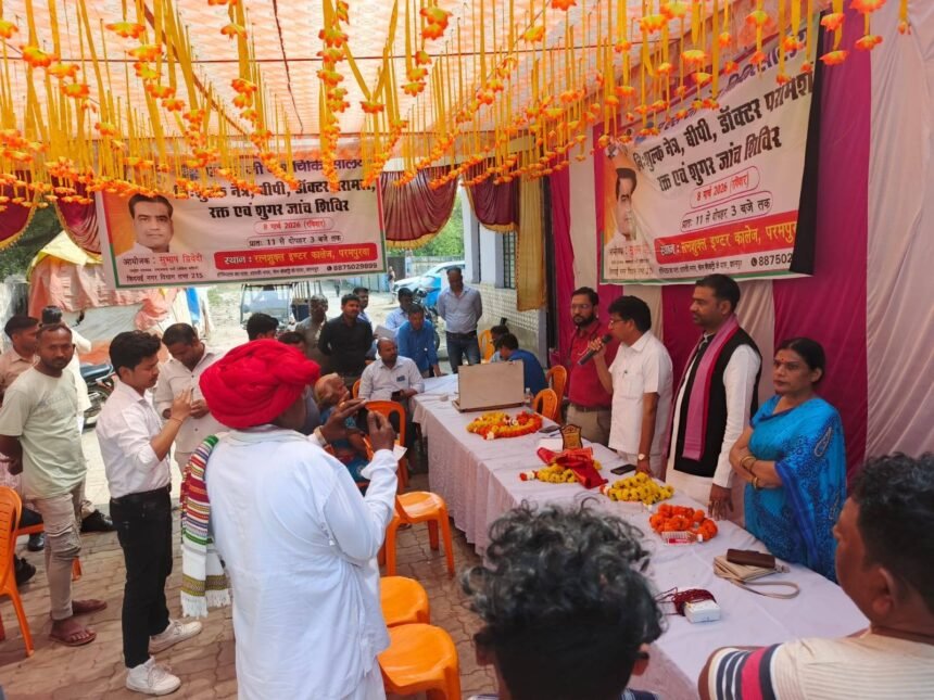 कानपुर के रतन शुक्ल इंटर कॉलेज में आयोजित निःशुल्क स्वास्थ्य शिविर में मरीजों की जांच करते धन्वंतरि हॉस्पिटल के डॉक्टर।