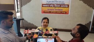 CA Neetu Singh addressing the press meet of Yati Sankalp Sansthan in Kanpur.