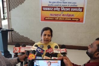 CA Neetu Singh addressing the press meet of Yati Sankalp Sansthan in Kanpur.