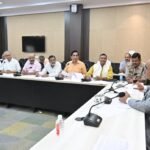 कानपुर में सड़क सुरक्षा बैठक के दौरान डीएम द्वारा नाबालिग वाहन चालकों और गंगा बैराज स्टंटबाजों पर कार्रवाई के निर्देश